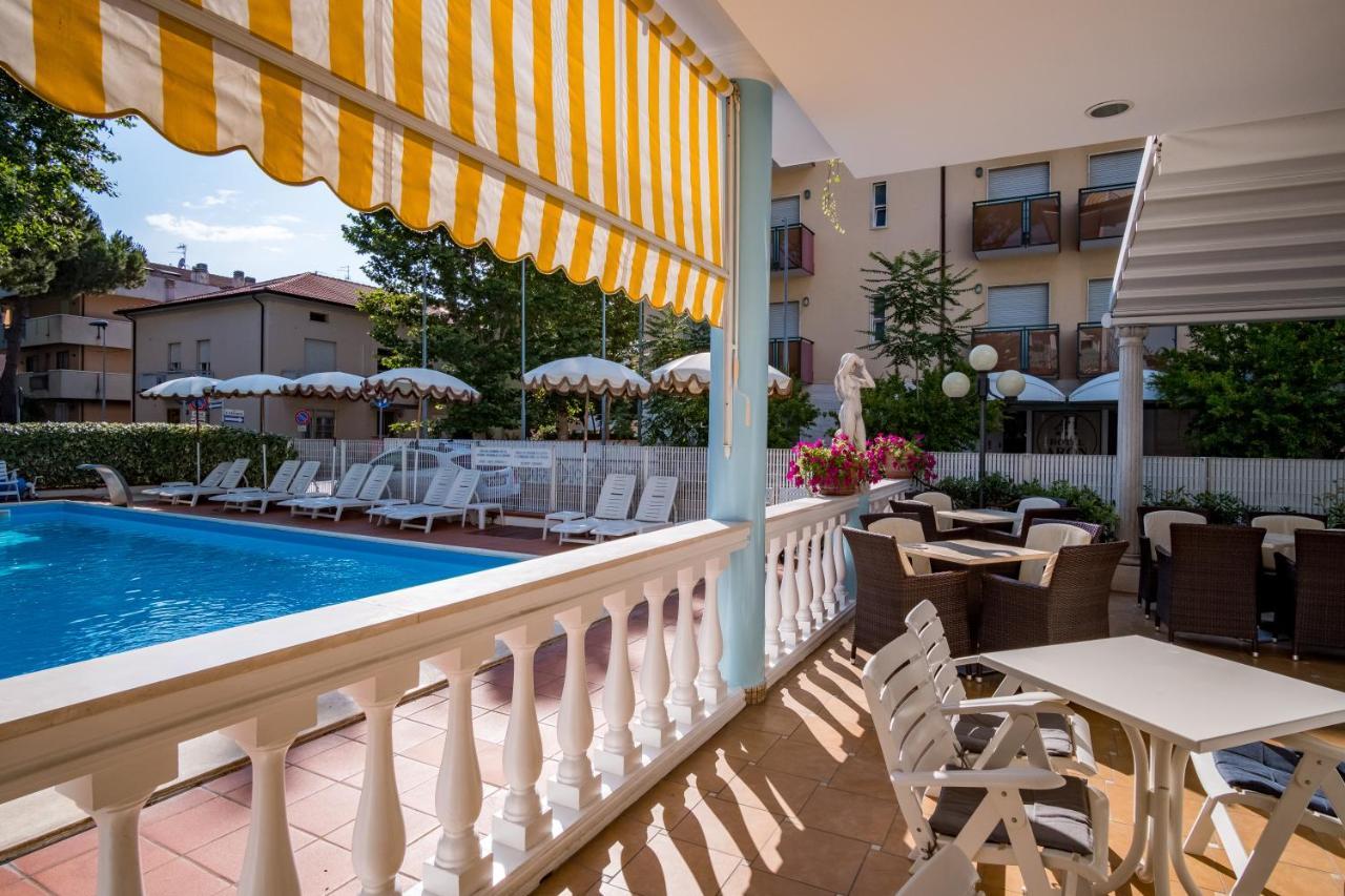 Hotel Villa Dei Fiori - Sul Mare Con Piscina Viserbella di Rimini ภายนอก รูปภาพ