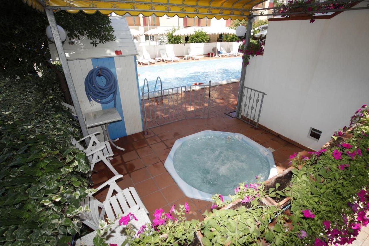 Hotel Villa Dei Fiori - Sul Mare Con Piscina Viserbella di Rimini ภายนอก รูปภาพ