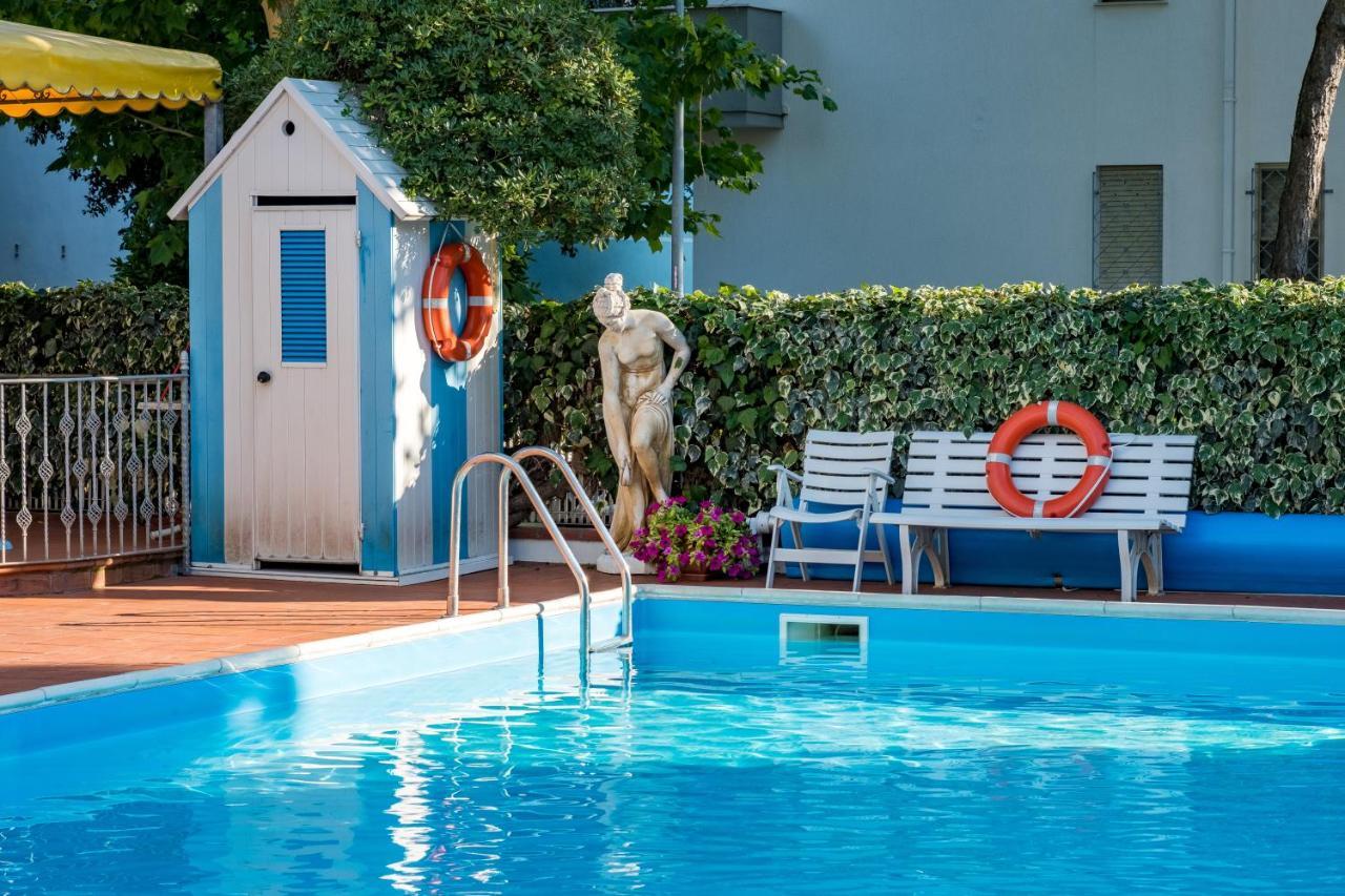 Hotel Villa Dei Fiori - Sul Mare Con Piscina Viserbella di Rimini ภายนอก รูปภาพ