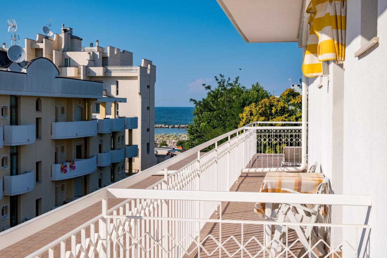 Hotel Villa Dei Fiori - Sul Mare Con Piscina Viserbella di Rimini ภายนอก รูปภาพ