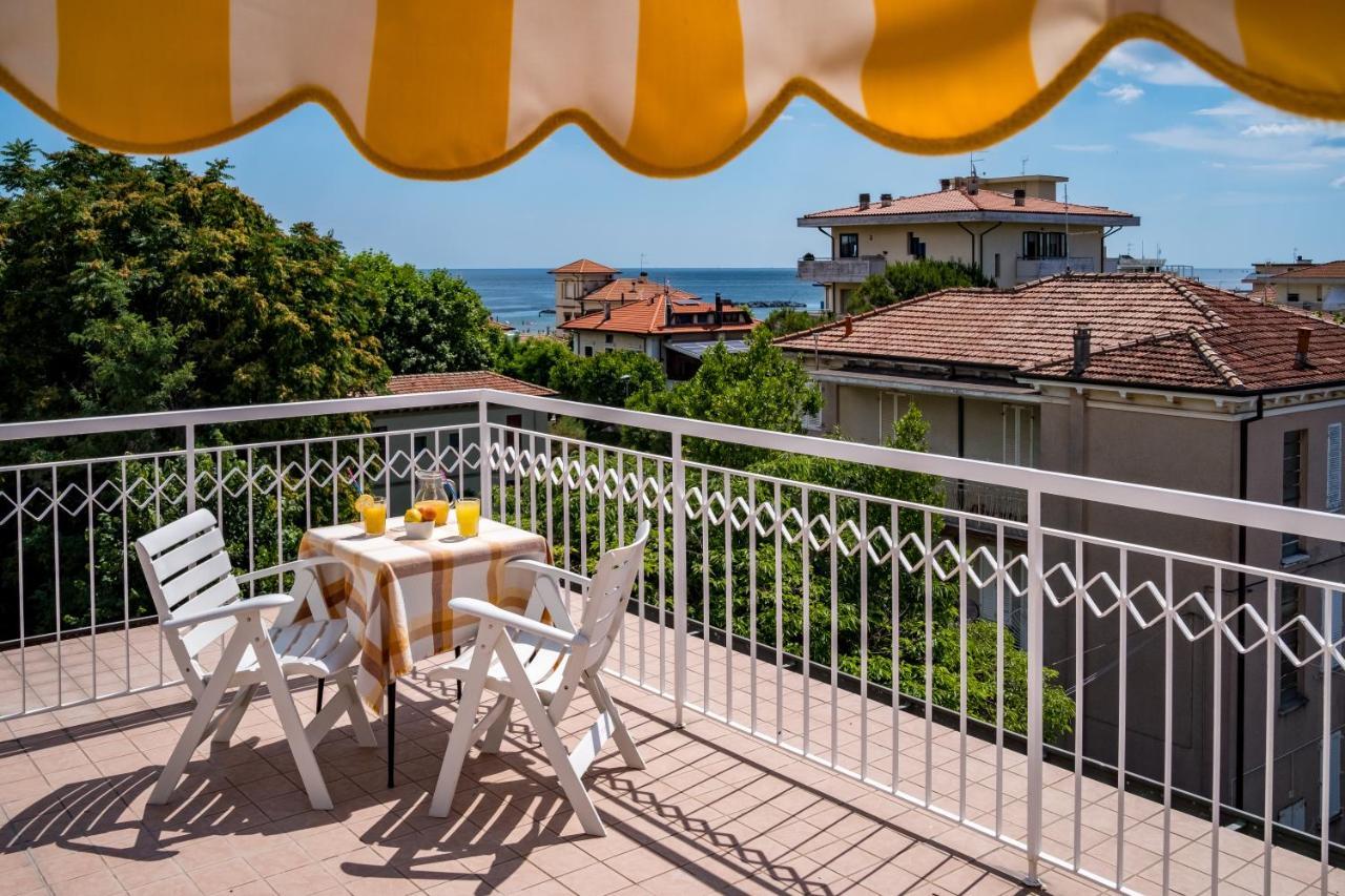 Hotel Villa Dei Fiori - Sul Mare Con Piscina Viserbella di Rimini ภายนอก รูปภาพ