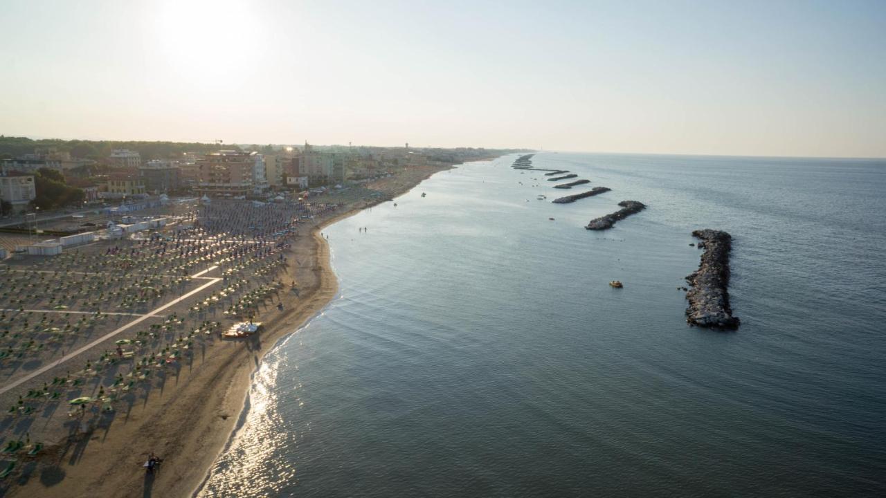 Hotel Villa Dei Fiori - Sul Mare Con Piscina Viserbella di Rimini ภายนอก รูปภาพ